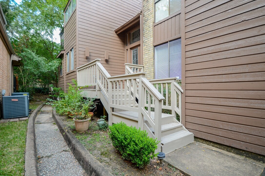 130 Sugar Berry Cir in Houston, TX - Building Photo