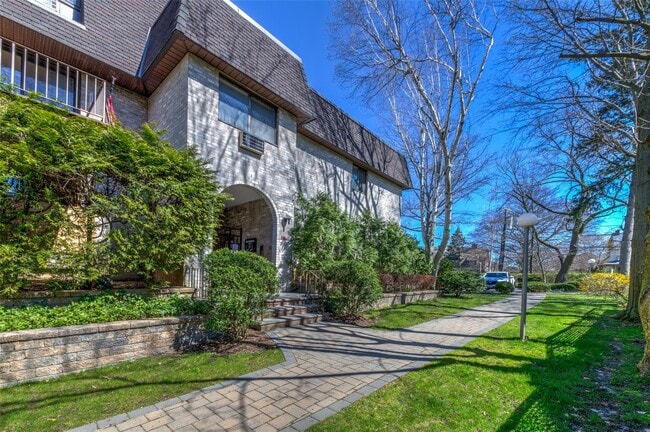 107 N Broadway in White Plains, NY - Building Photo - Building Photo