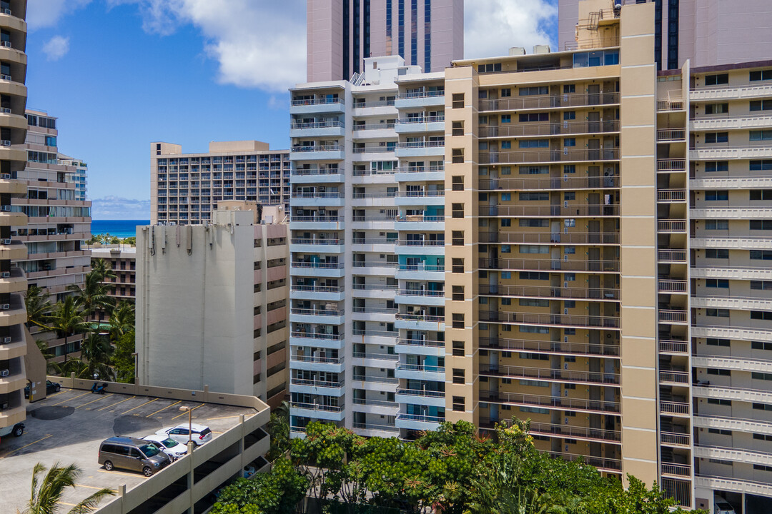 Big Surf Apartments in Honolulu, HI - Building Photo