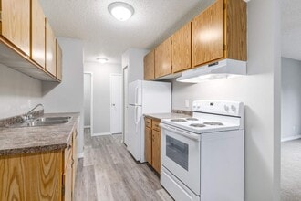 Lakewood Manor in Saskatoon, SK - Building Photo - Building Photo