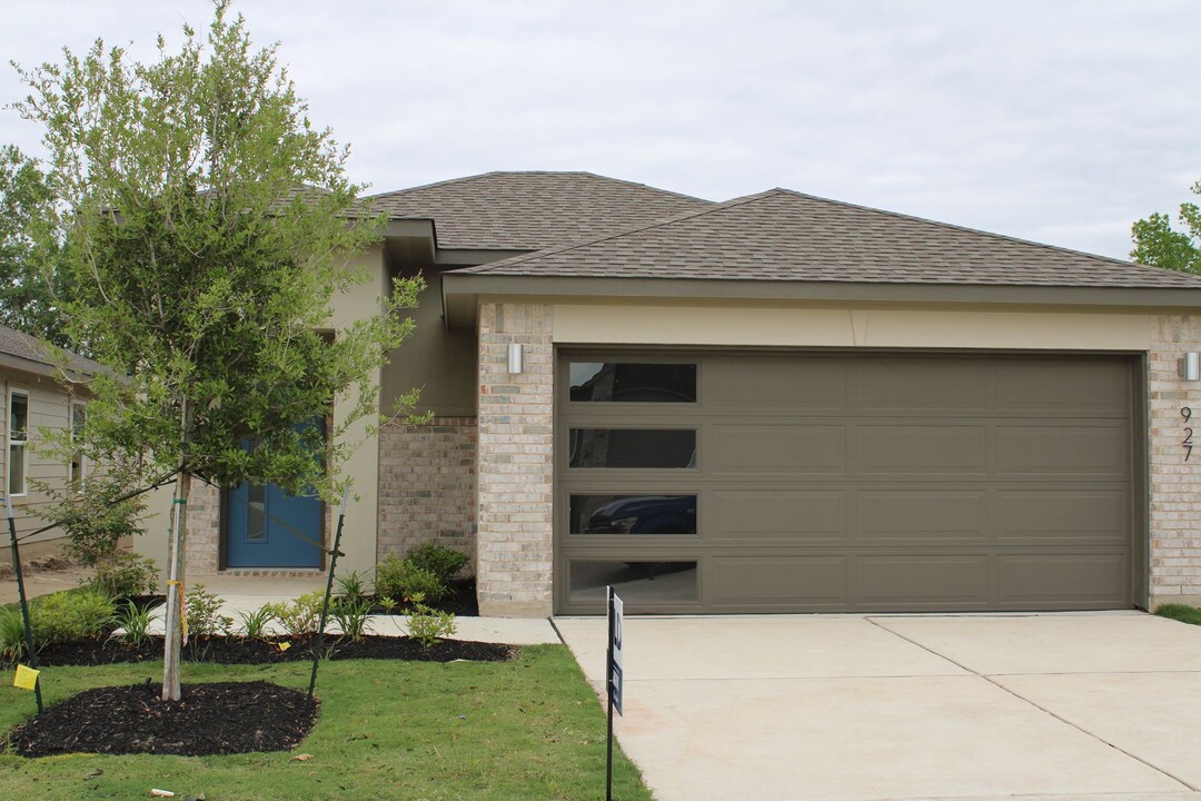 927 Lady Bird Ln in College Station, TX - Building Photo