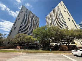 15 Greenway Plz in Houston, TX - Building Photo