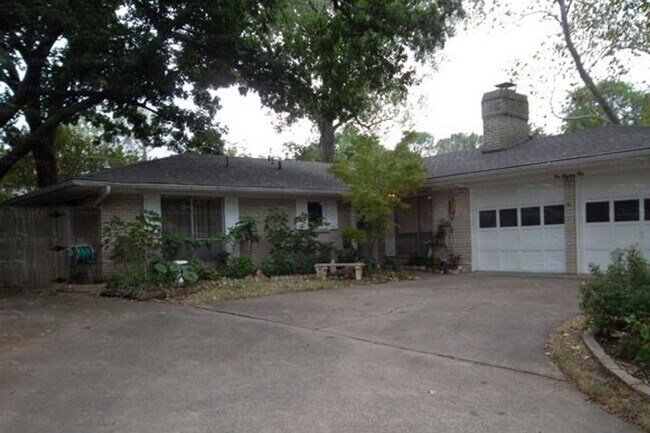 property at 104 W Lavender Ln
