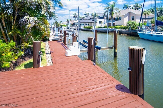 374 14th Ave S in Naples, FL - Building Photo - Building Photo