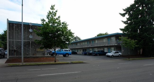 Westwood Plaza Apartments in Eugene, OR - Building Photo - Building Photo