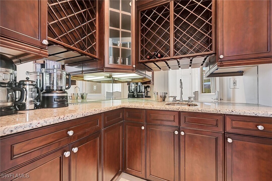 2052 Isla Vista Ln in Naples, FL - Building Photo