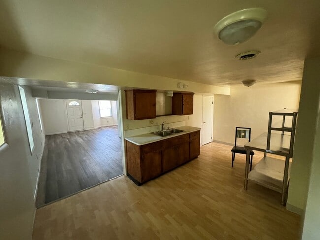 property at 2818 W St Paul Ave