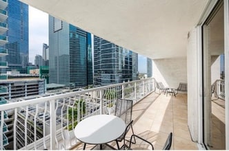 1200 Brickell Bay Dr in Miami, FL - Building Photo - Building Photo