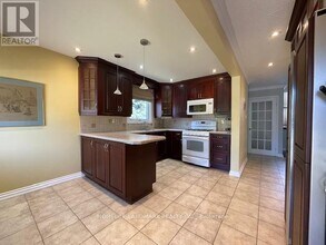 6998 Hickling Crescent in Mississauga, ON - Building Photo - Building Photo