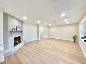 7723 Clarewood Dr in Houston, TX - Building Photo - Building Photo