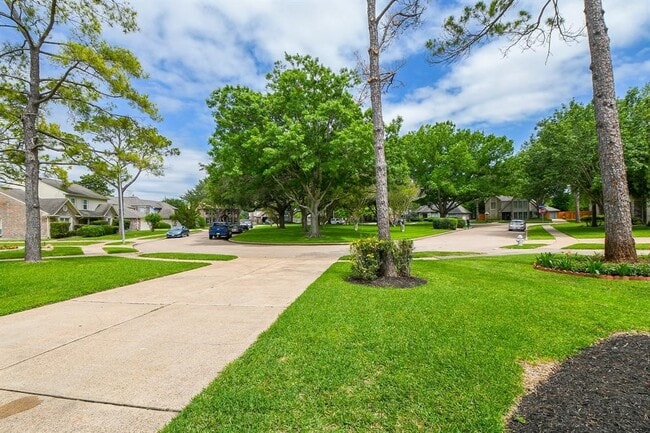 2226 Mill Creek Dr in Sugar Land, TX - Building Photo - Building Photo