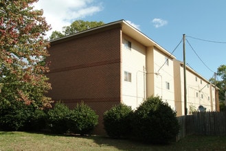 Pine Oak Apartments in Richmond, VA - Foto de edificio - Building Photo