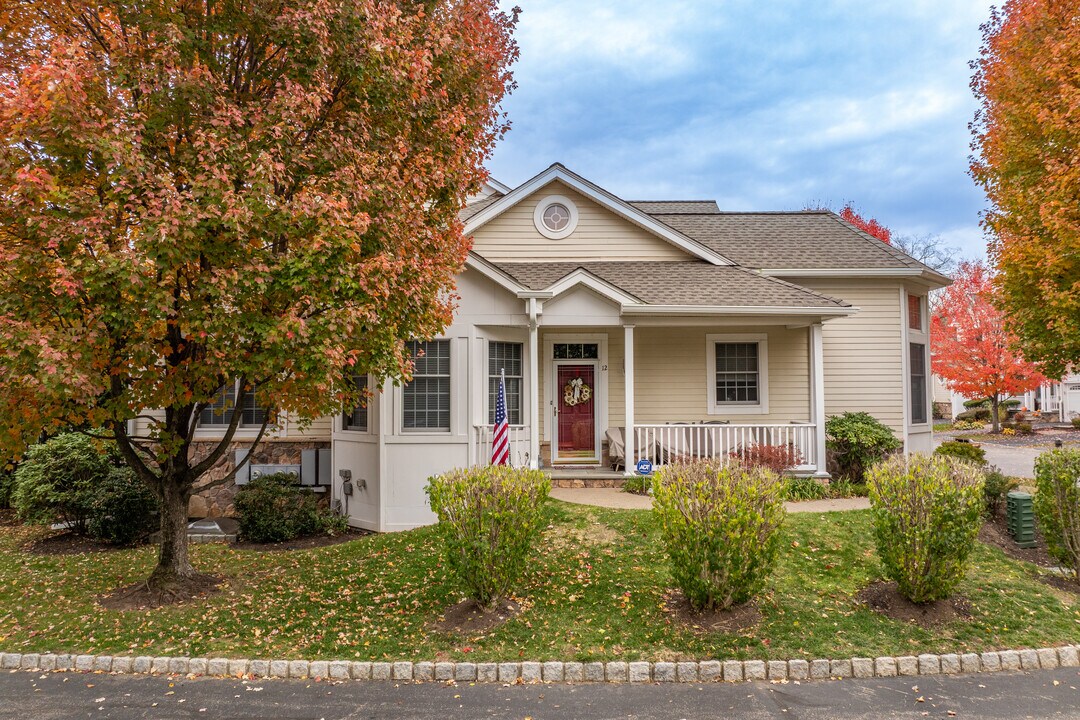 Hollow Brook Mews in Cortlandt Manor, NY - Foto de edificio
