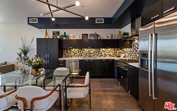 751 N Fairfax Ave in Los Angeles, CA - Building Photo - Building Photo