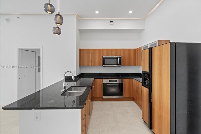335 S Biscayne Blvd in Miami, FL - Building Photo - Building Photo