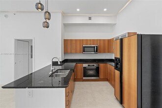 335 S Biscayne Blvd in Miami, FL - Building Photo - Building Photo