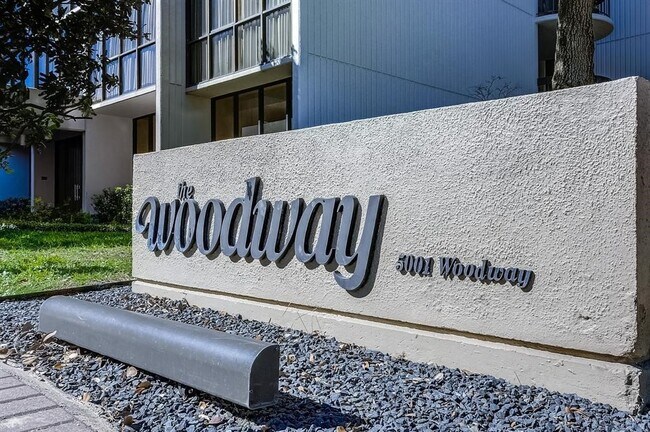5001 Woodway Dr in Houston, TX - Foto de edificio - Building Photo