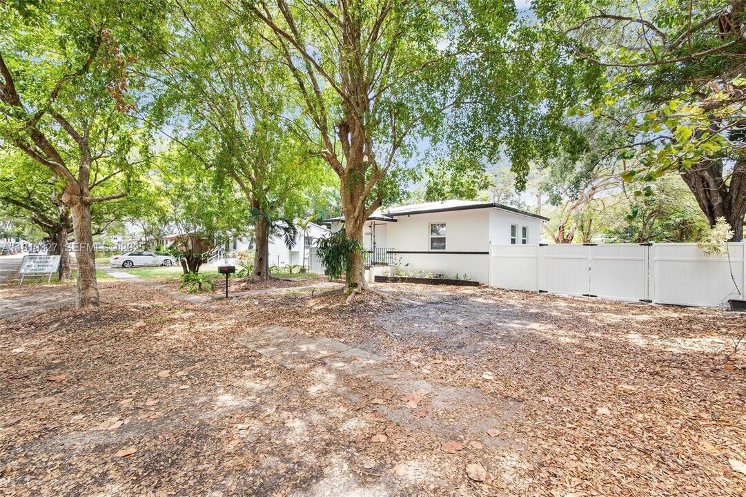 12325 NE 11th Pl in North Miami, FL - Foto de edificio