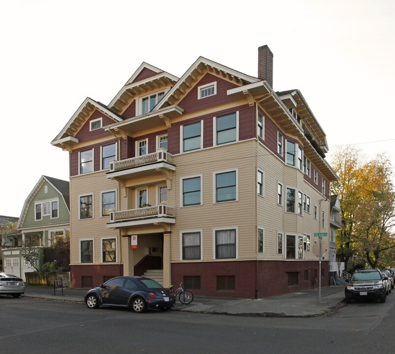 1304 SE Ash St in Portland, OR - Building Photo