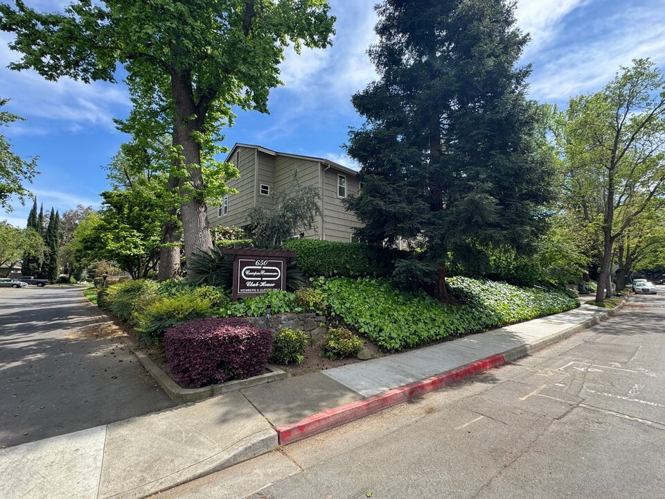 642 Commons Dr in Sacramento, CA - Foto de edificio