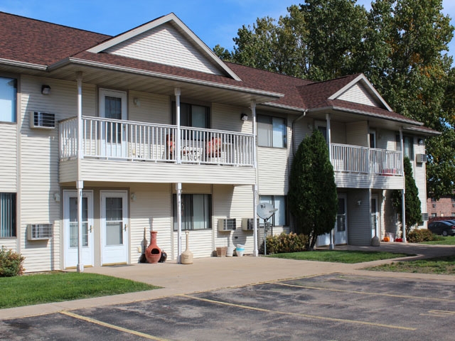 Sullivan Street Garden Apartments in Oshkosh, WI - Building Photo