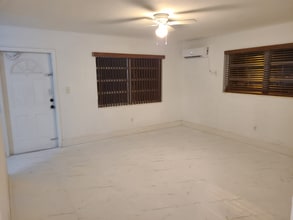 375 E 8th St in Hialeah, FL - Building Photo - Building Photo
