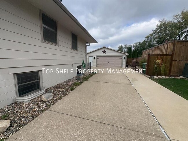 747 High Rd in Norwalk, IA - Building Photo - Building Photo