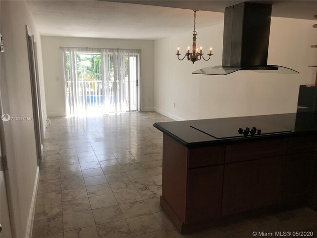 12105 NE 11th Pl-Unit -104 in North Miami, FL - Building Photo - Building Photo