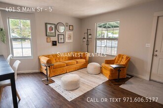 401 S Main St in Newberg, OR - Foto de edificio - Building Photo