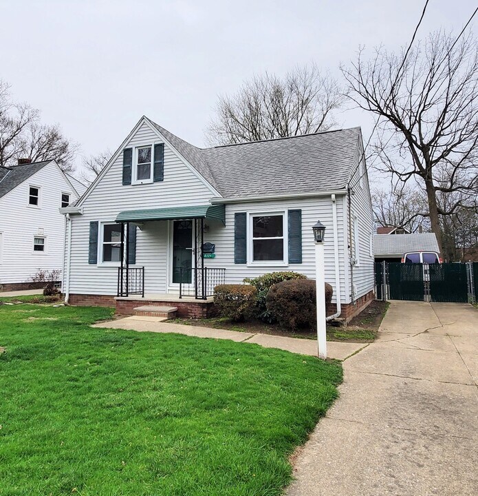 5171 Dewey Rd in North Olmsted, OH - Foto de edificio