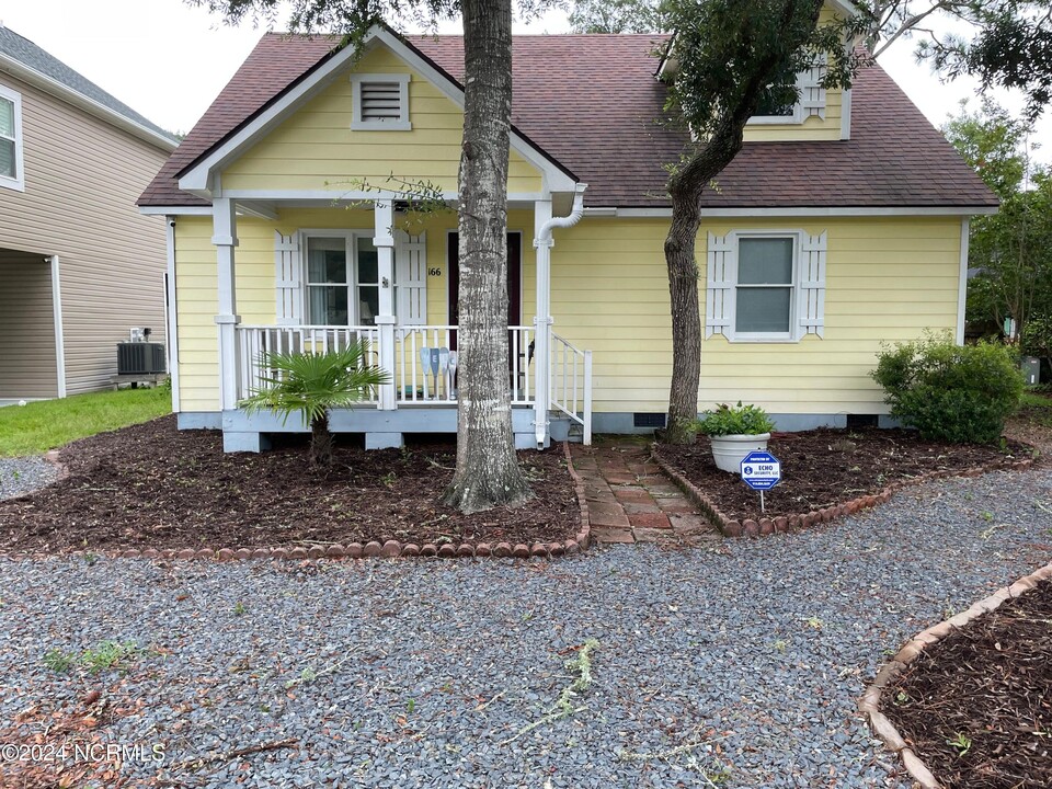 166 NW 7th St in Oak Island, NC - Building Photo