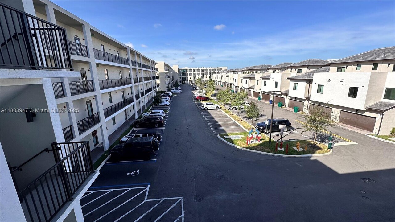 8001 NW 41st St, Unit 308 in Doral, FL - Building Photo