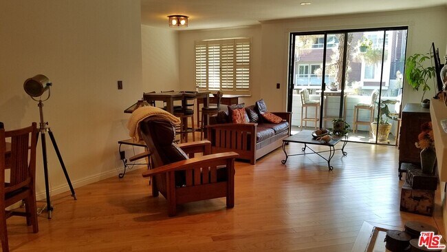 310 Tahiti Way-Unit -118 in Marina Del Rey, CA - Building Photo - Building Photo