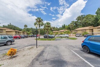 130 Jasmine Woods Ct in Deltona, FL - Foto de edificio - Building Photo