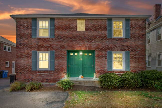 24 Gill Rd, Unit Apartment 4 in Waltham, MA - Building Photo - Building Photo