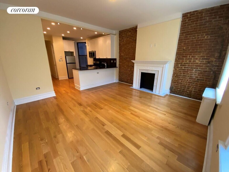 11 1/2 W 84th St in New York, NY - Building Photo