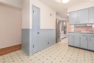 4218 Oakton St, Unit 2 in Skokie, IL - Building Photo - Building Photo