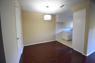 24347 Newhall Ave in Santa Clarita, CA - Building Photo - Building Photo