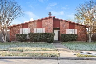 1913 Sandra Ln in Grand Prairie, TX - Building Photo