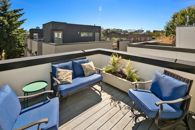 516 Broadway E, Unit GO ID1035860P in Seattle, WA - Foto de edificio - Building Photo