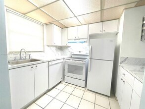 3536 NE 168th St in North Miami Beach, FL - Building Photo - Building Photo