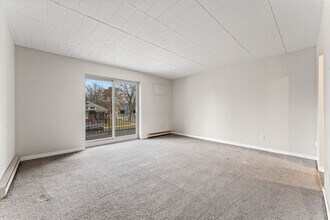 Sun Ray Manor in Windsor, ON - Building Photo - Building Photo