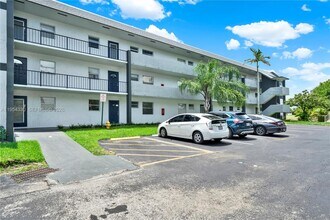 8320 Sands Point Blvd in Tamarac, FL - Building Photo - Building Photo