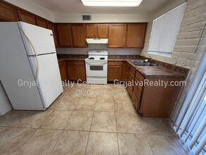 3648 E Blacklidge Dr-Unit -3652 in Tucson, AZ - Building Photo - Building Photo