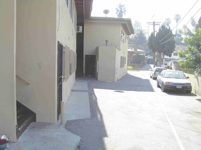 Axtell Apartments in Los Angeles, CA - Building Photo - Building Photo