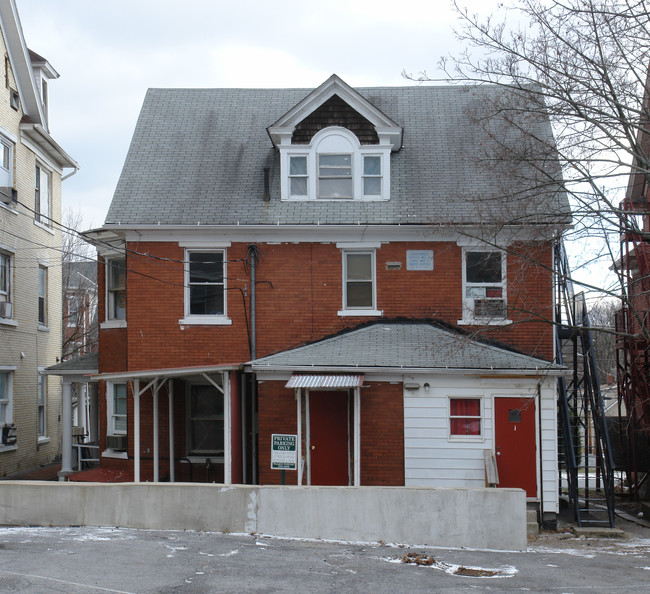 513 W College Ave in State College, PA - Foto de edificio - Building Photo