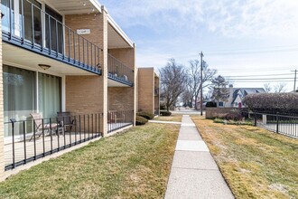 28111 Jefferson Ave-Unit -E6 in St. Clair Shores, MI - Foto de edificio - Building Photo