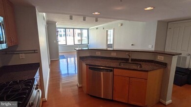 2220 Fairfax Dr in Arlington, VA - Building Photo - Building Photo