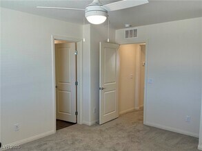 5690 Sunset Amber Ave in Las Vegas, NV - Foto de edificio - Building Photo