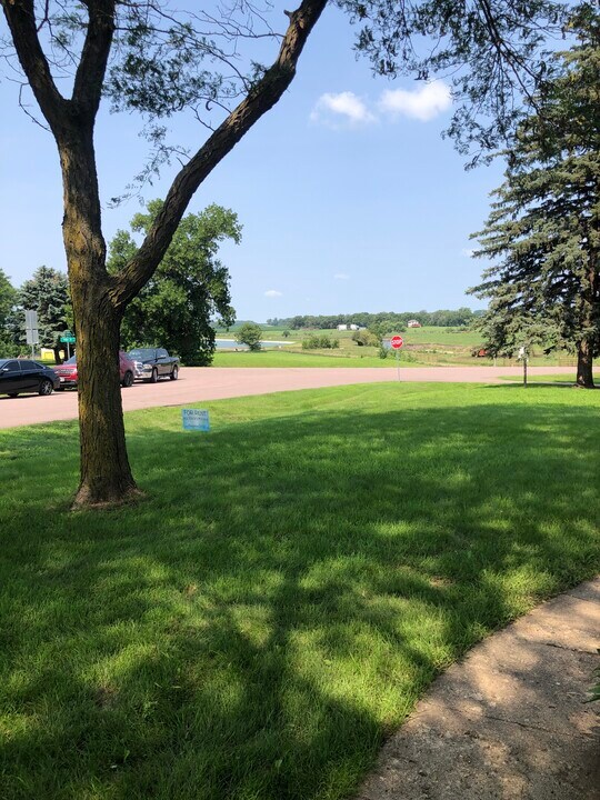 100 Cliff Ave, Unit 9 in Valley Springs, SD - Building Photo